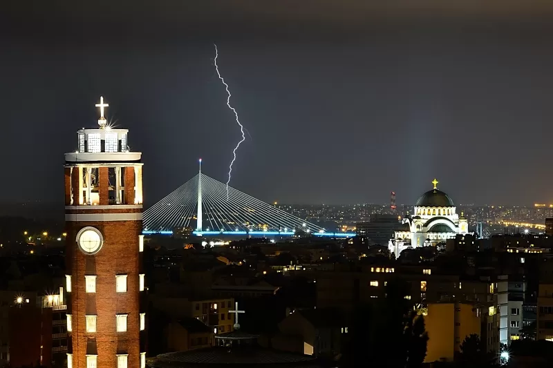 Munja iznad Beograda, Hram Sv Save i most preko Ade